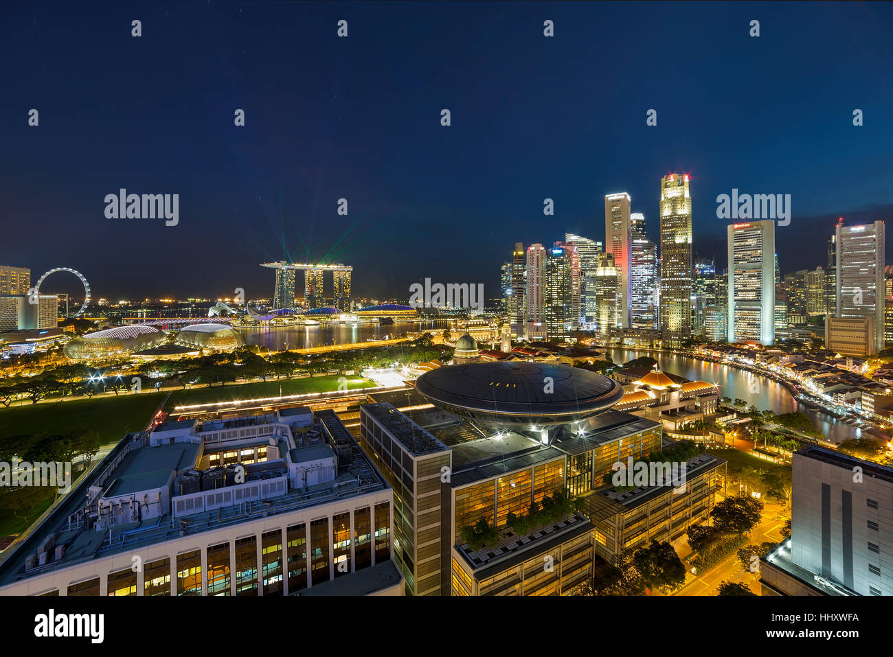 Singapur Stadtbild mit Sicht auf Supreme Court Marina Bay und Central Business District bei Nacht Stockfoto