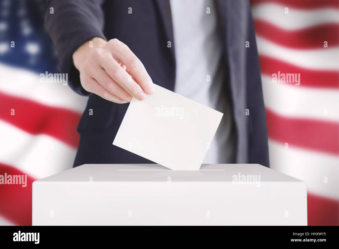 Mann, der einen Stimmzettel in eine Abstimmung Box. Durchtrainierten Bild. Stockfoto