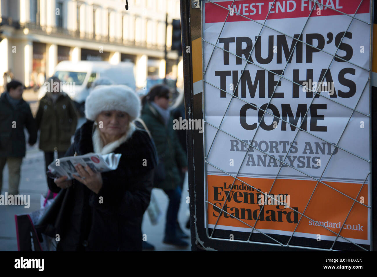 Als der 45. US Präsident wird in den USA, die Schlagzeile auf der Evening Standard Zeitung liest, dass Trumpf Zeit in London, England, United Kingdom am 20. Januar 2017 ist eingeweiht. Präsident Donald Trump übernimmt als Oberbefehlshaber an diesem Tag, und ist eine der größten Überraschungen und Schocks in politische Nachrichten Geschichte. Stockfoto