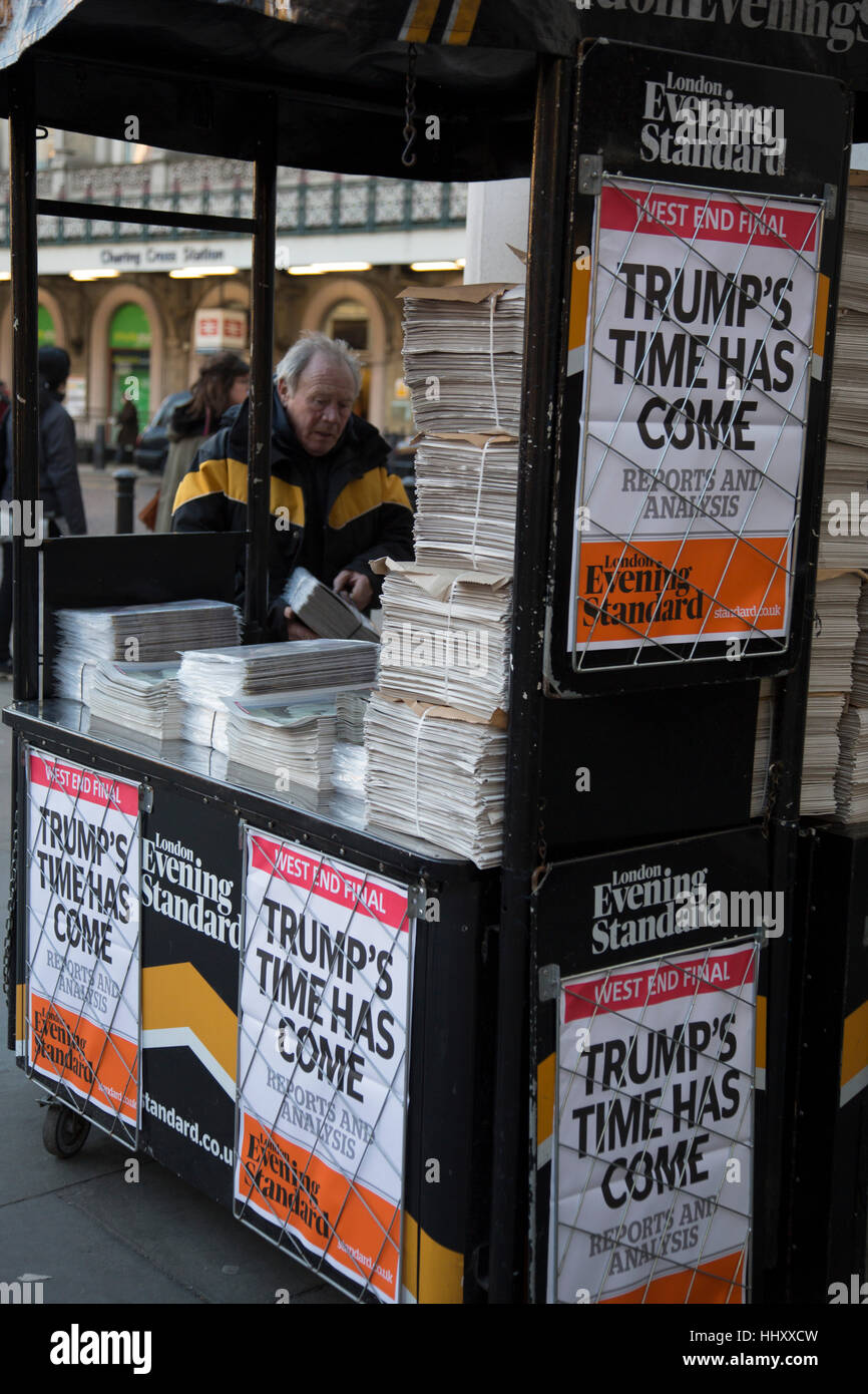 Als der 45. US Präsident wird in den USA, die Schlagzeile auf der Evening Standard Zeitung liest, dass Trumpf Zeit in London, England, United Kingdom am 20. Januar 2017 ist eingeweiht. Präsident Donald Trump übernimmt als Oberbefehlshaber an diesem Tag, und ist eine der größten Überraschungen und Schocks in politische Nachrichten Geschichte. Stockfoto