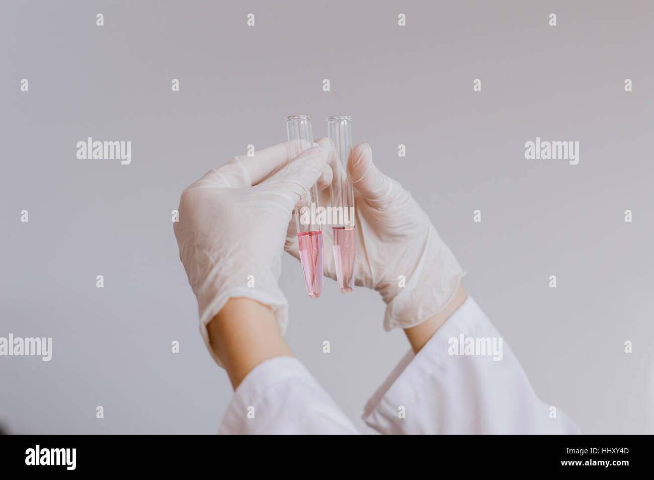 Nahaufnahme der Glasröhre mit Flüssigkeit in der Hand der Wissenschaftler während medizinischer test Stockfoto