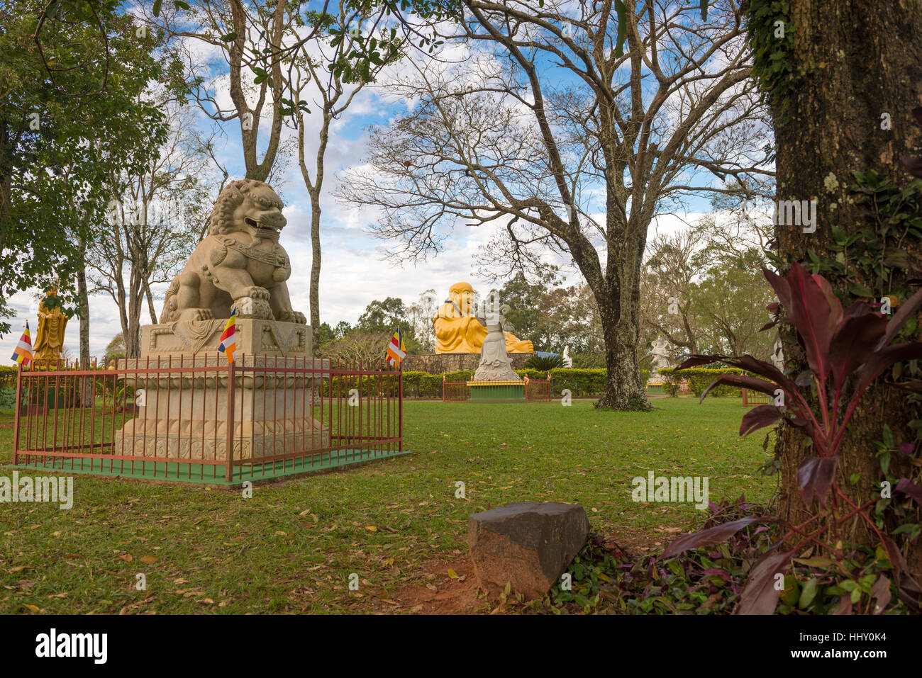 Chinesische klassische Buddah und steinernen Löwen in einem Tempel in der Foz do Iguazu, Brasilien Stockfoto