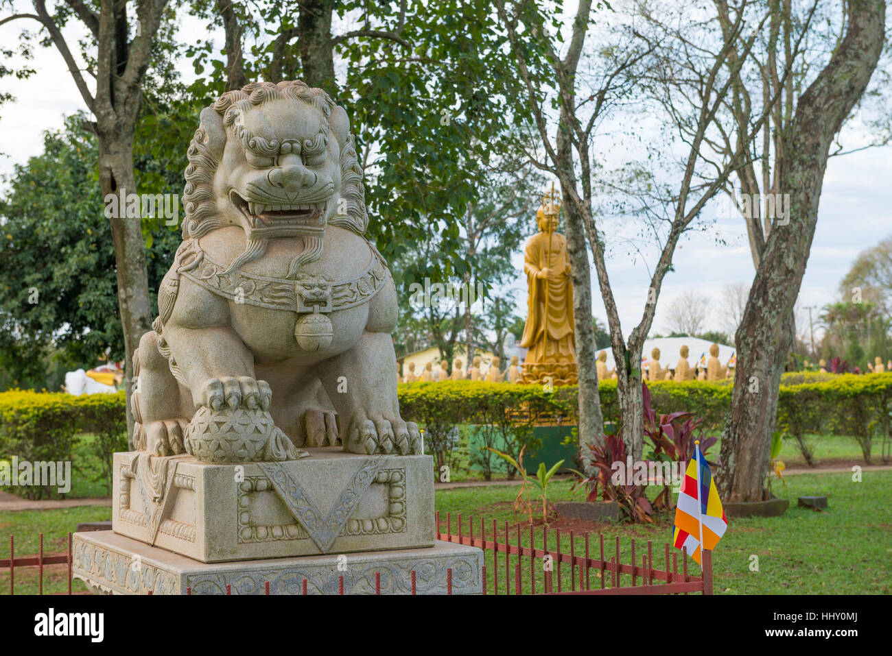 Chinesische klassische Buddah und steinernen Löwen in einem Tempel in der Foz do Iguazu, Brasilien Stockfoto