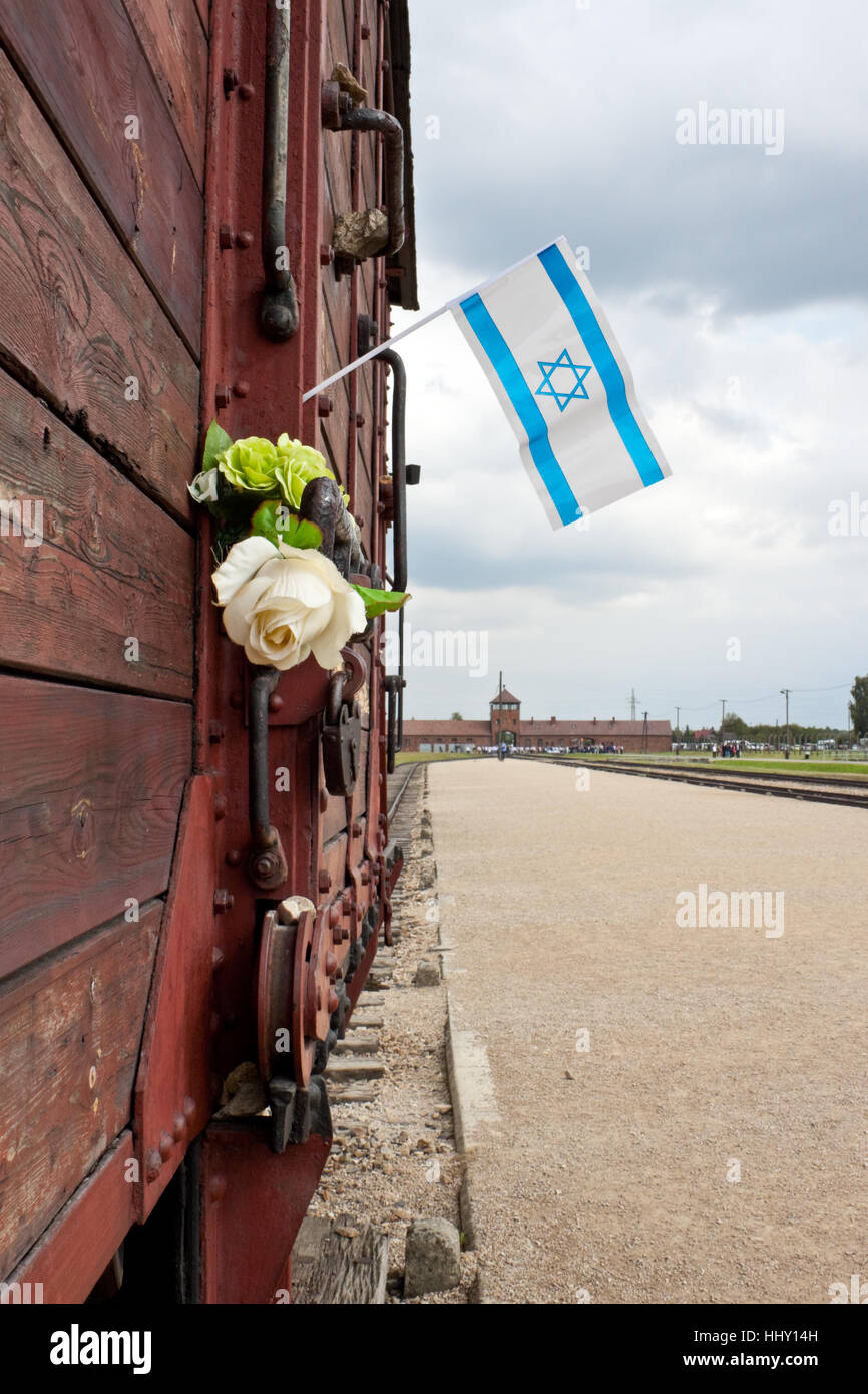 OSWIECIM, Polen - 6. September 2012: Israel Flagge auf eine Abschiebung Eisenbahnwaggon zum Gedenken an die Opfer des Nazi Konzentration Lager Auschwitz-Birkenau Stockfoto