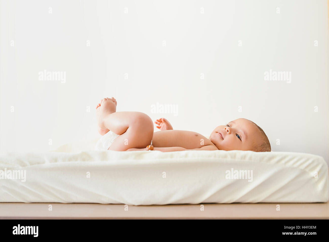 Cute Baby Girl liegen in den Baby-Wechsler. Zuhause Stockfoto