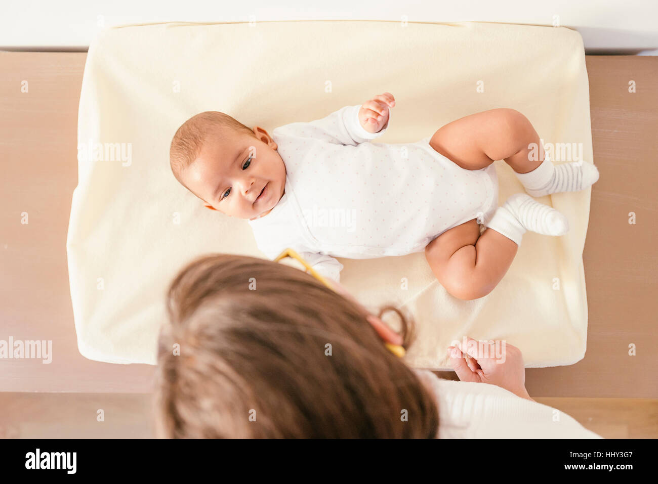 Mutter für ihr Baby im Baby-Wechsler. Zuhause Stockfoto