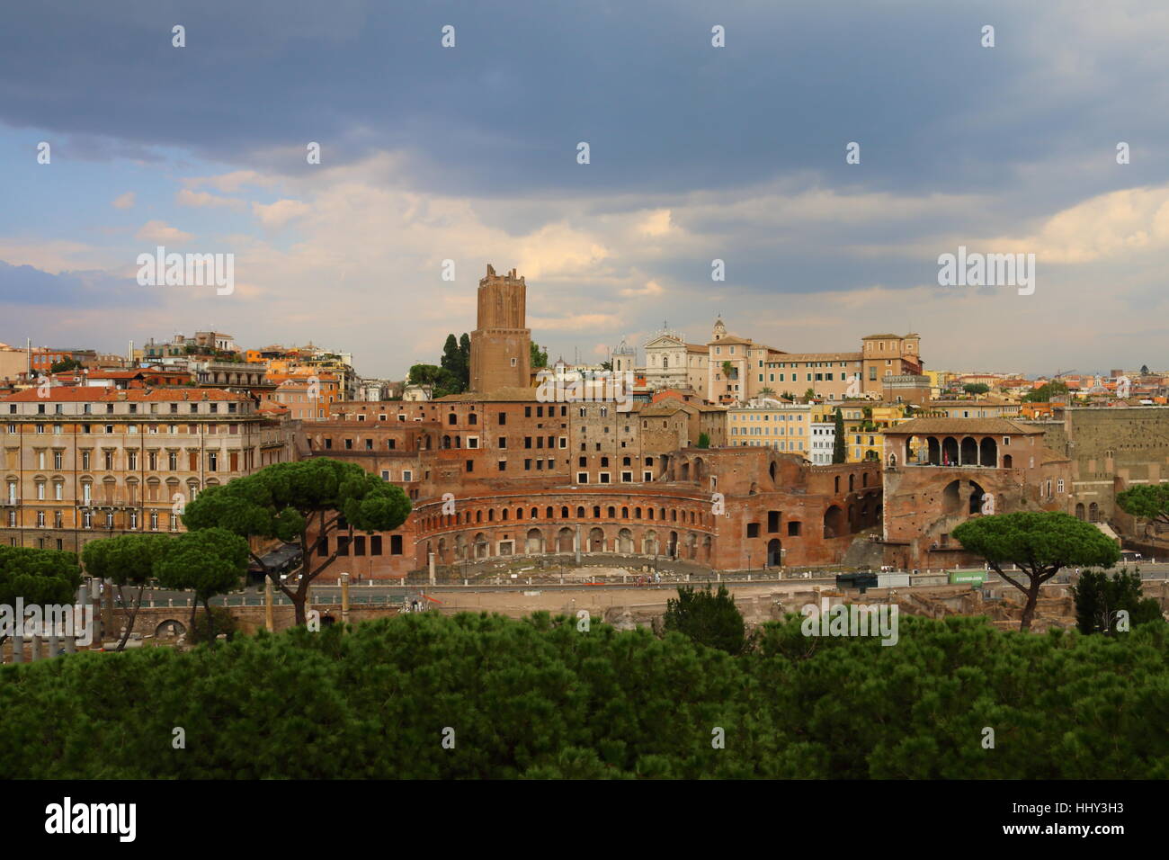 Skyline von Rom mit Trajans Markt aus dem Kapitol in Rom, Italien Stockfoto