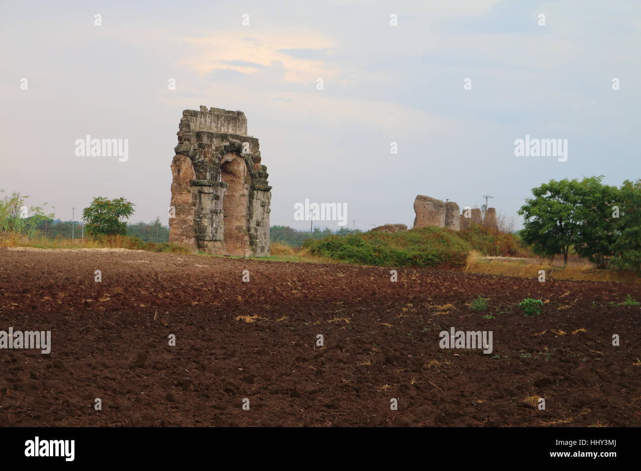 Zerstörte Teile des Aquädukts Aqua Claudia in der Parco Degli Acquedotti in Rom, Italien Stockfoto