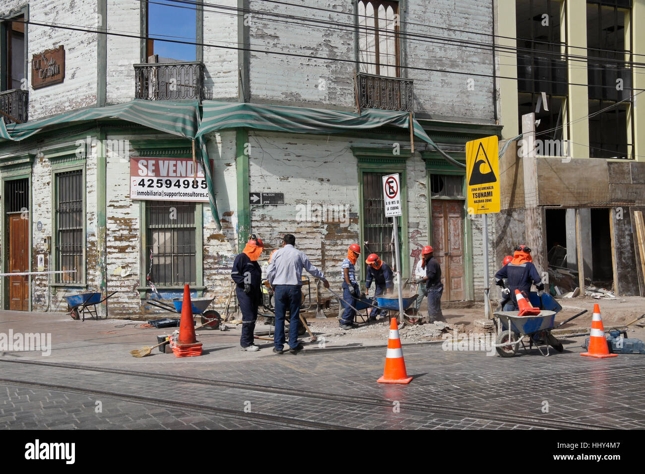 Bürgersteig reparieren entlang Baquedano Avenue, Iquique, Norte Grande, Chile Stockfoto