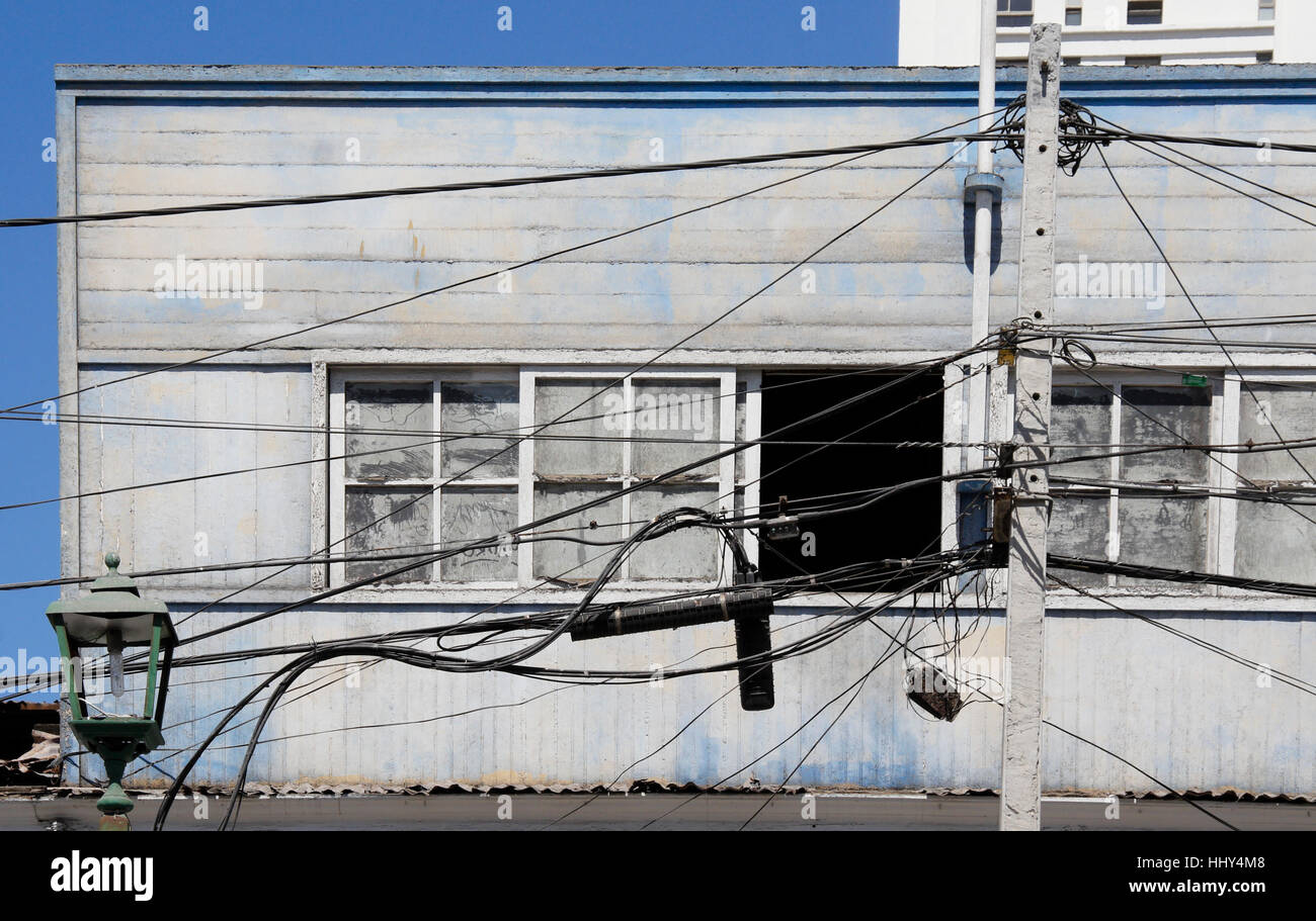Ein Gewirr von elektrischen und Telefonleitungen auf Avenida Baquedano, Iquique, Chile Stockfoto