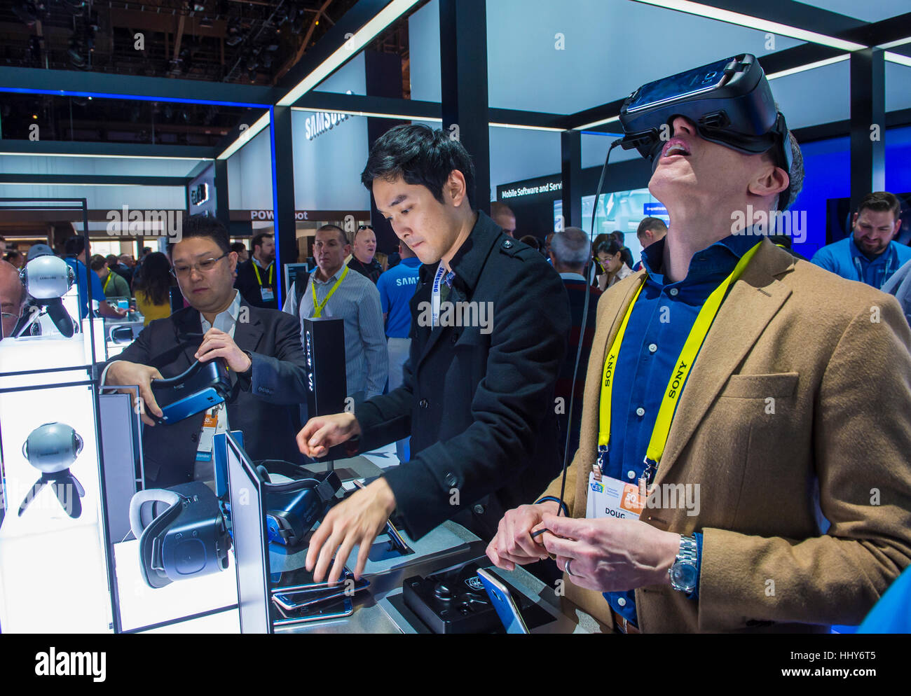 LAS VEGAS - JAN 08: Virtual-Reality-Demonstration auf der Samsung-Stand auf der CES in Las Vegas auf Anzeigen 8. Januar 2017, CES ist die weltweit führende c Stockfoto