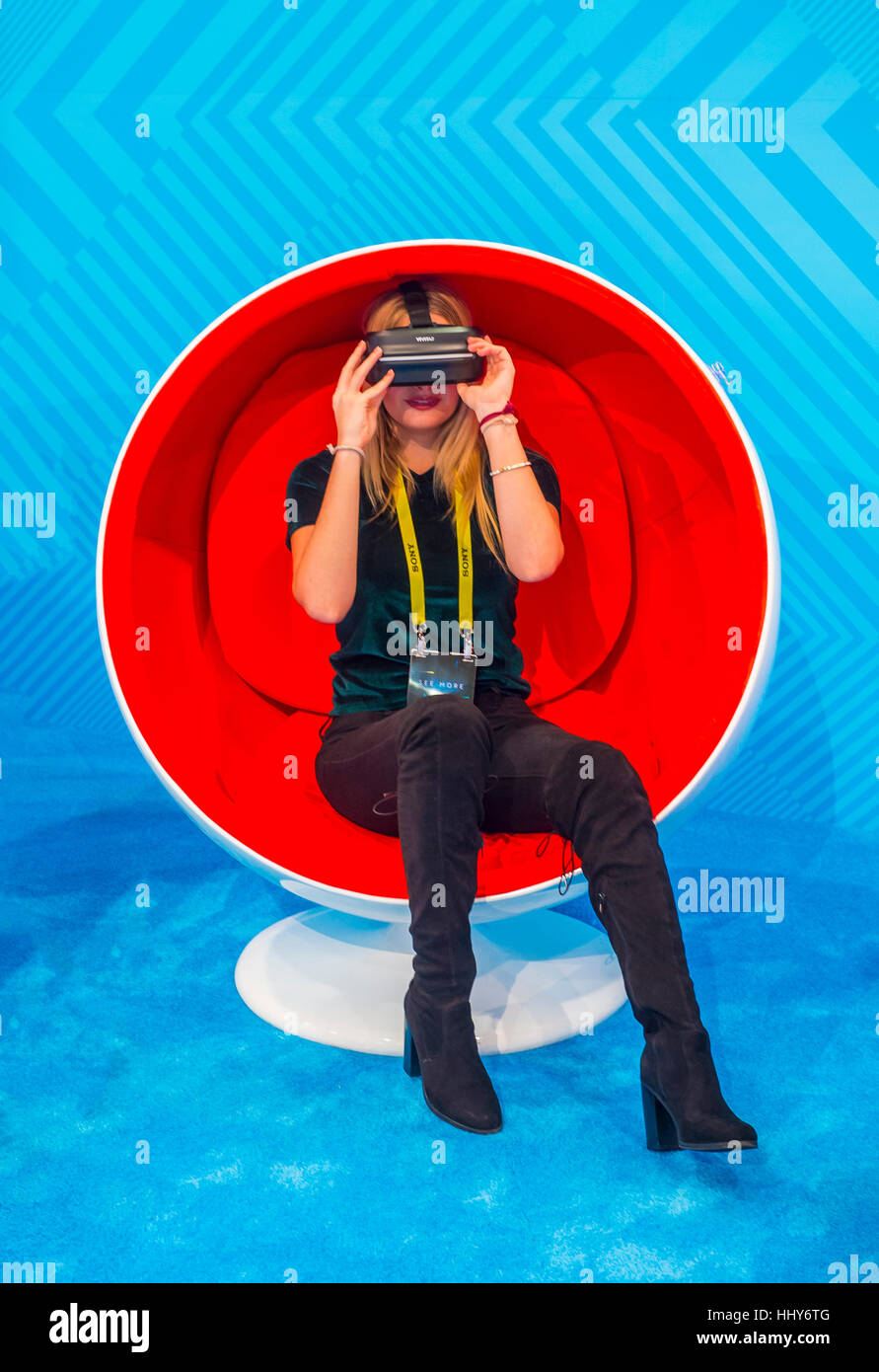 LAS VEGAS - JAN 08: Virtual-Reality-Demonstration an der Vivitar Stand auf der CES in Las Vegas auf Anzeigen 8. Januar 2017, CES ist die weltweit führende c Stockfoto