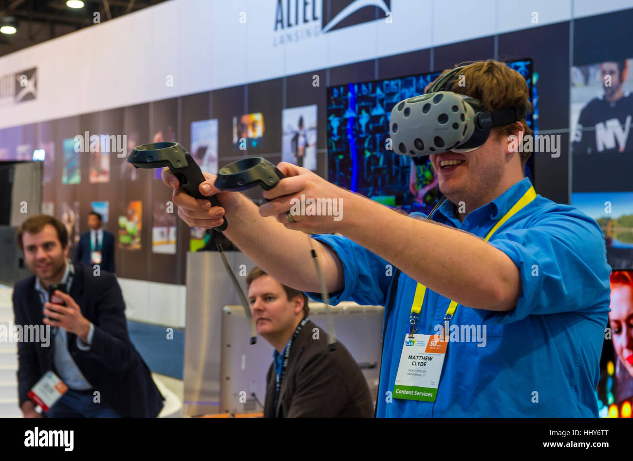 LAS VEGAS - JAN 08: Virtual-Reality-Demonstration an der Vivitar Stand auf der CES in Las Vegas auf Anzeigen 8. Januar 2017, CES ist die weltweit führende c Stockfoto
