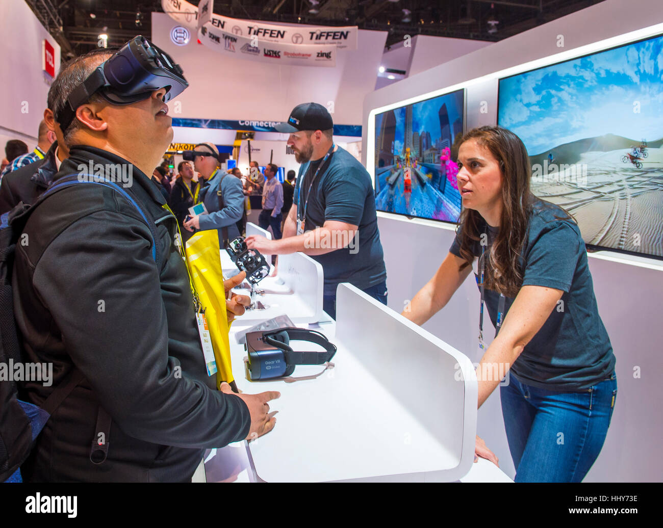 LAS VEGAS - JAN 08: Virtual-Reality-Demonstration an der Gopro-Stand auf der CES in Las Vegas am 8. Januar 2017, CES ist die weltweit führende con Stockfoto