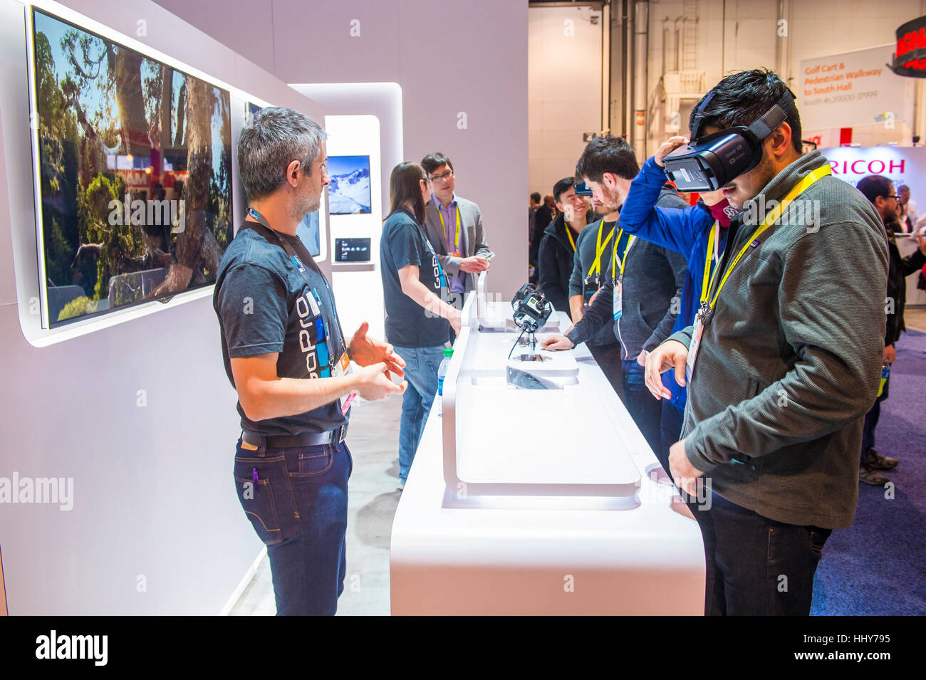 LAS VEGAS - JAN 08: Virtual-Reality-Demonstration an der Gopro-Stand auf der CES in Las Vegas am 8. Januar 2017, CES ist die weltweit führende con Stockfoto