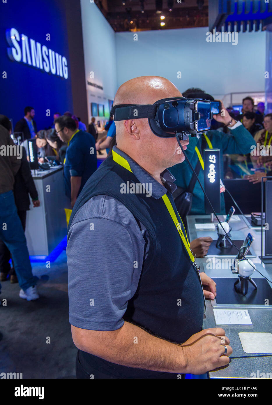 LAS VEGAS - JAN 08: Virtual Reality Demonstration auf der Samsung-Stand auf der CES in Las Vegas statt, am 8. Januar 2017, CES ist die weltweit führende Stockfoto