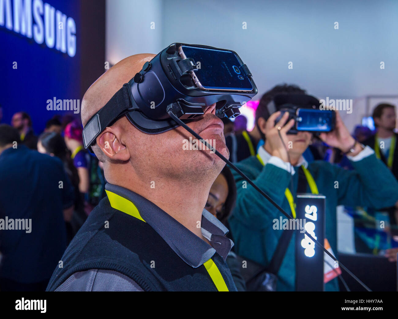 LAS VEGAS - JAN 08: Virtual Reality Demonstration auf der Samsung-Stand auf der CES in Las Vegas statt, am 8. Januar 2017, CES ist die weltweit führende Stockfoto