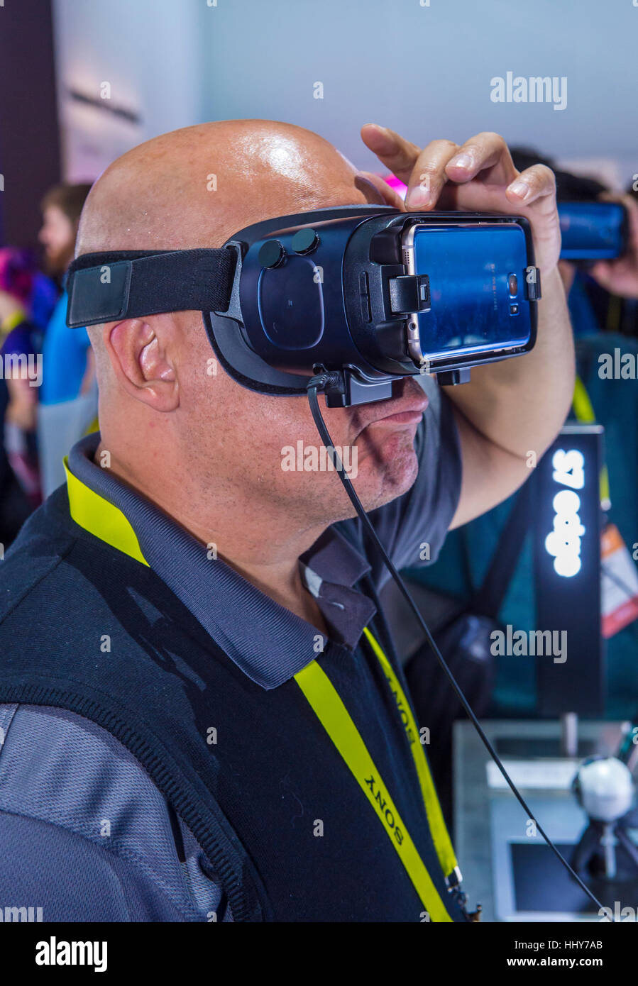 LAS VEGAS - JAN 08: Virtual Reality Demonstration auf der Samsung-Stand auf der CES in Las Vegas statt, am 8. Januar 2017, CES ist die weltweit führende Stockfoto
