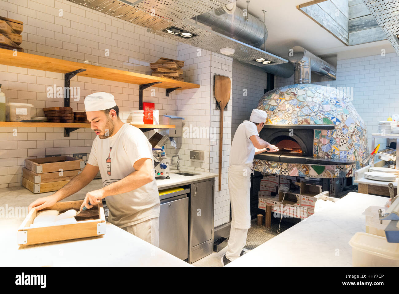 Macht Pizzen bei Franco Manca Restaurant Kette, London, England, UK Stockfoto