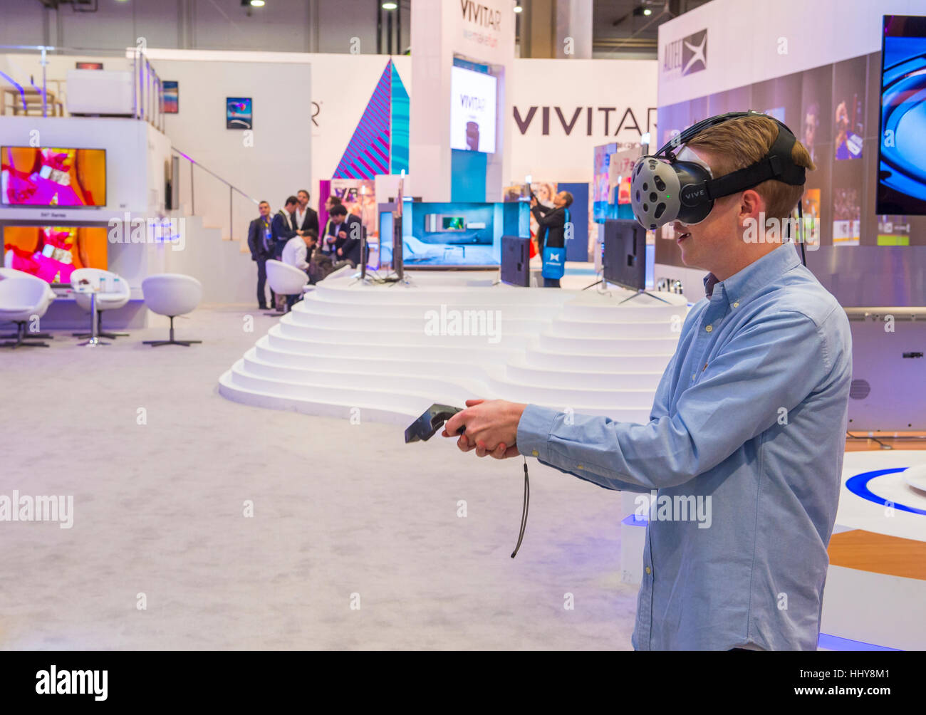 LAS VEGAS - JAN 08: Virtual-Reality-Demonstration an der Vivitar Stand auf der CES in Las Vegas auf Anzeigen 8. Januar 2017, CES ist die weltweit führende c Stockfoto