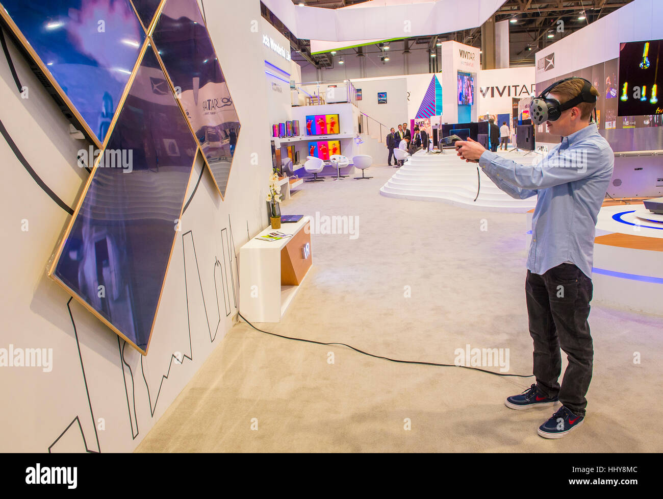 LAS VEGAS - JAN 08: Virtual-Reality-Demonstration an der Vivitar Stand auf der CES in Las Vegas auf Anzeigen 8. Januar 2017, CES ist die weltweit führende c Stockfoto