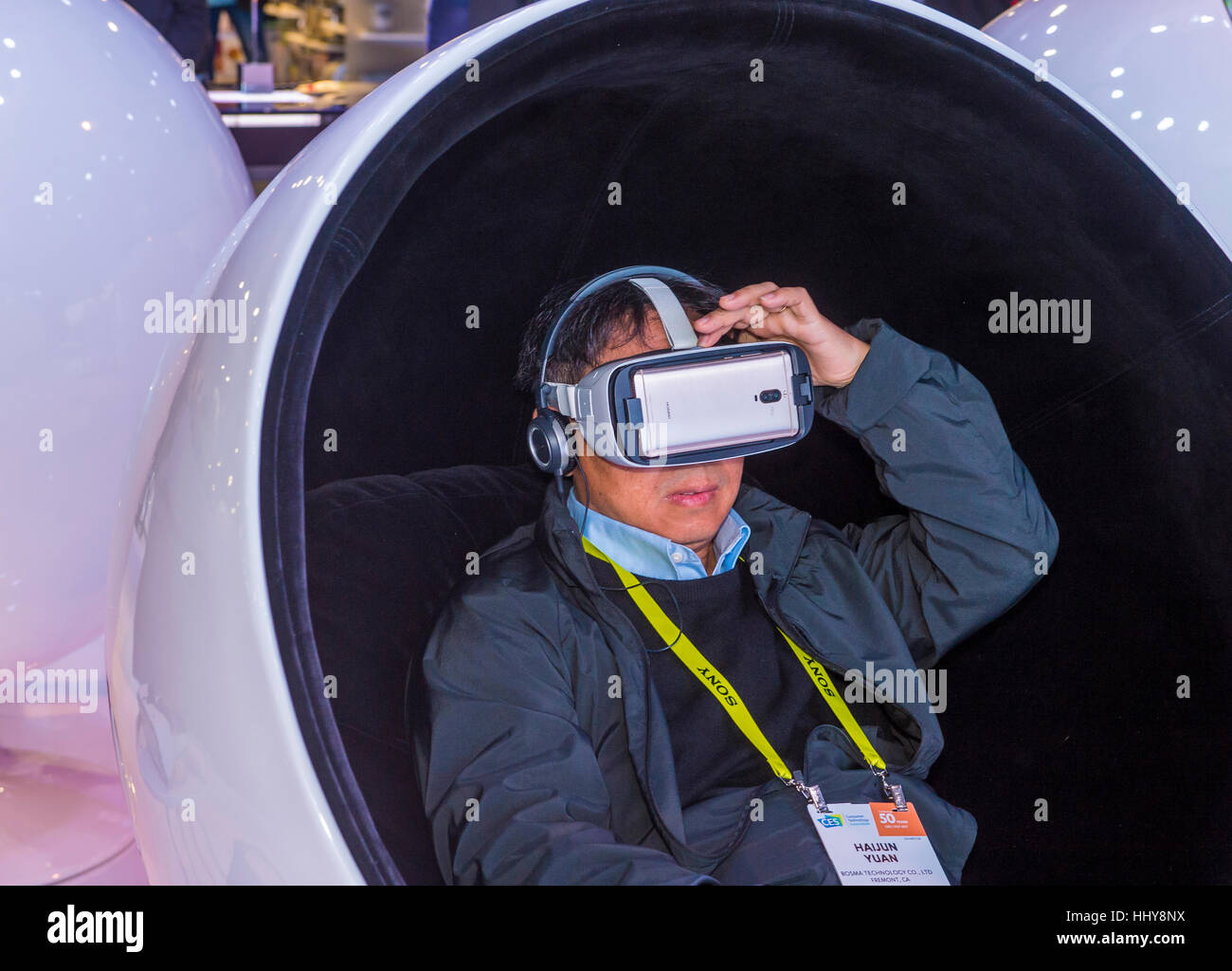 LAS VEGAS - JAN 08: Virtual-Reality-Demonstration auf der Huawei-Stand auf der CES in Las Vegas auf Anzeigen 8. Januar 2017, CES ist die weltweit führende co Stockfoto
