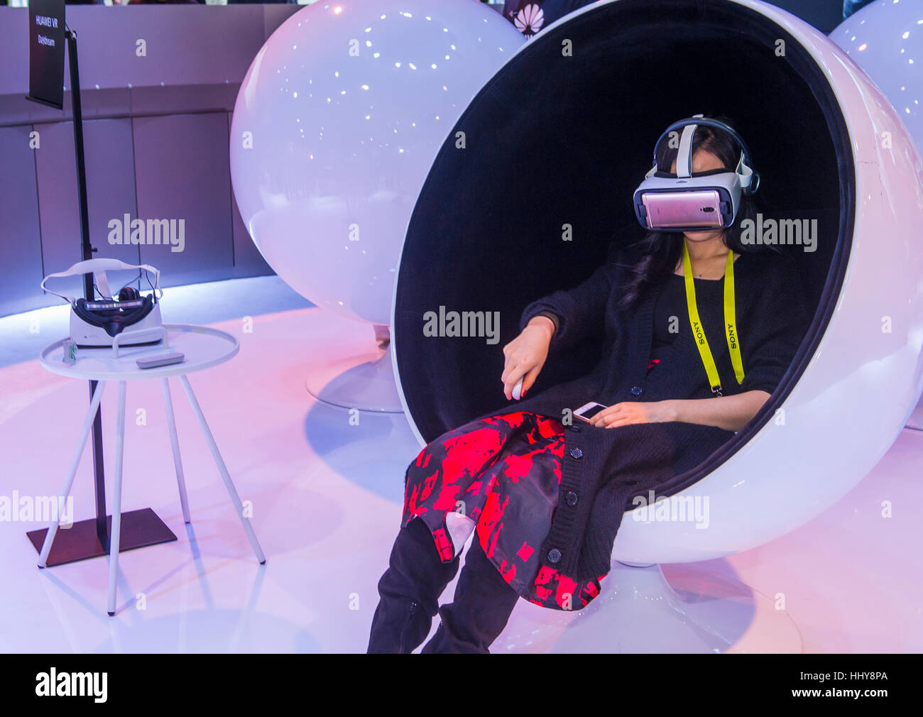 LAS VEGAS - JAN 08: Virtual-Reality-Demonstration auf der Huawei-Stand auf der CES in Las Vegas auf Anzeigen 8. Januar 2017, CES ist die weltweit führende co Stockfoto