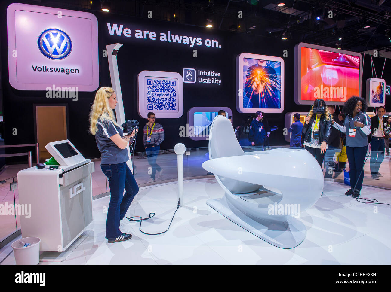 LAS VEGAS - JAN 08: Virtuelle Realität Demonstration auf dem Volkswagen Stand auf der CES Show in Las Vegas, Navada, am 8. Januar 2017. CES ist die Welt Stockfoto