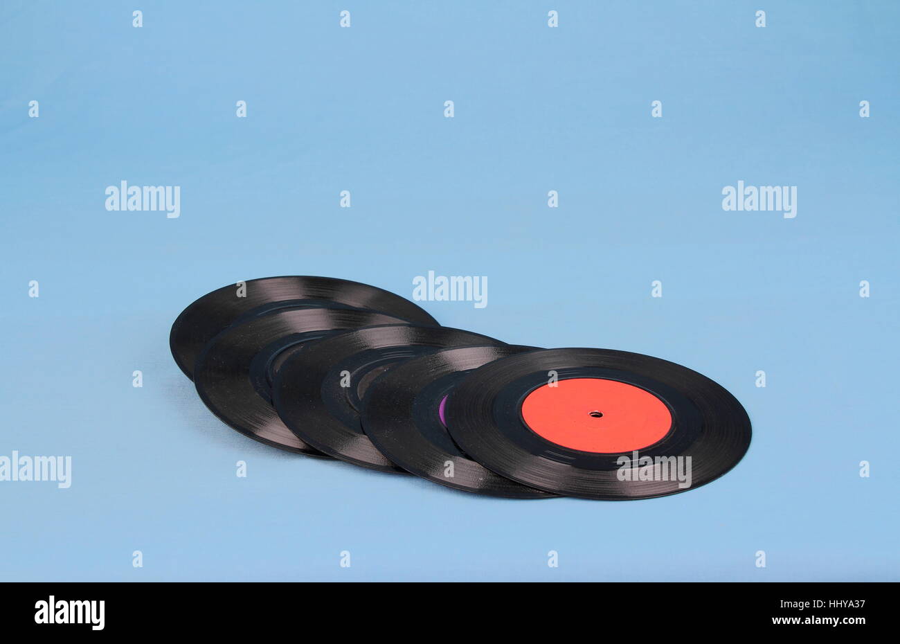 Sieben Single Vinyl Music Records auf einen klaren Hintergrund Bild mit Kopie Raum im Querformat isoliert Stockfoto