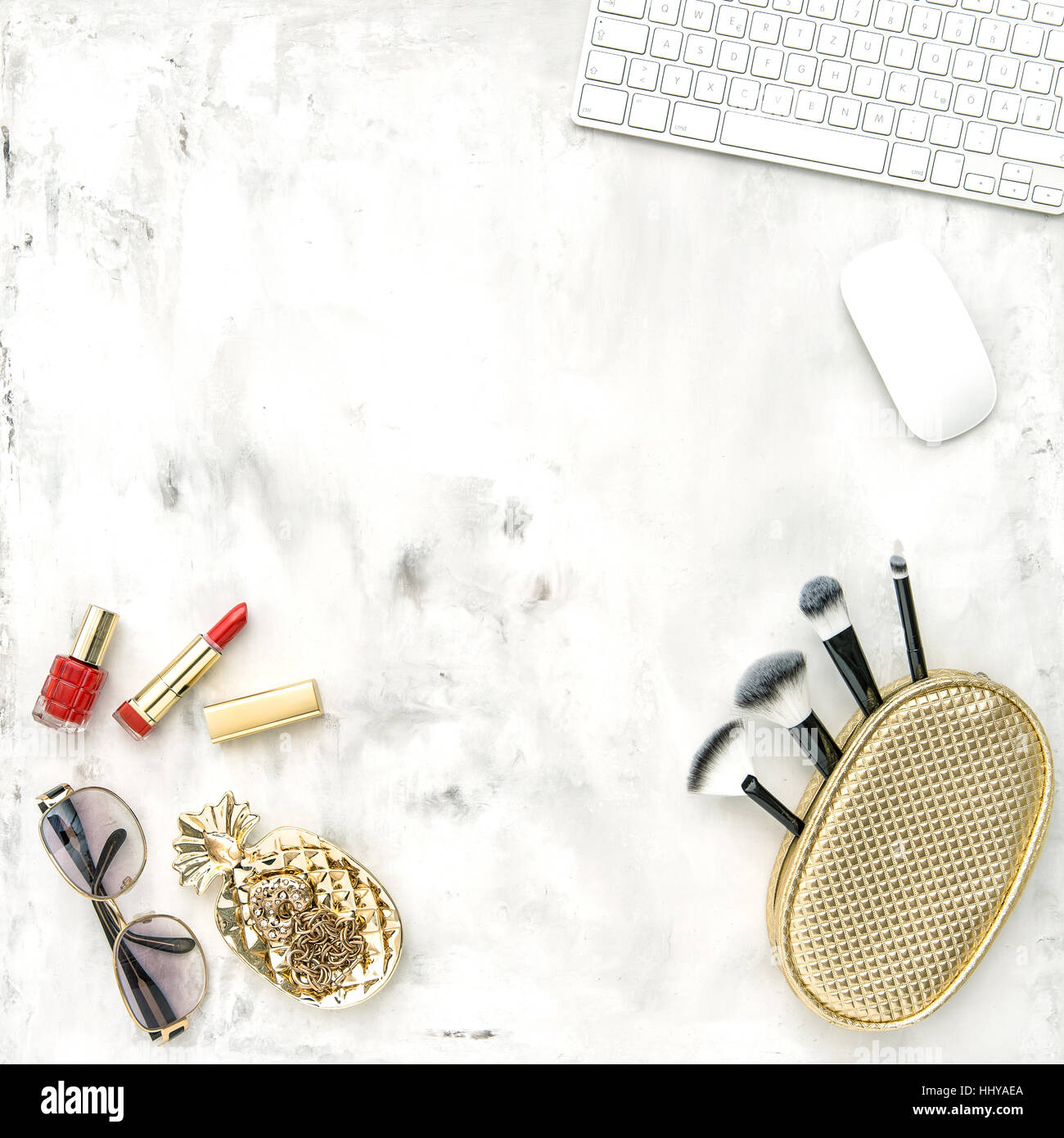 Mode-Accessoires, Kosmetik, Notebook. Flach zu legen, für weibliche Website, Blogger, social-media Stockfoto