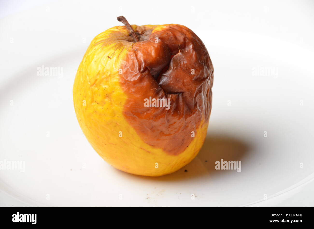 Fauler alter gelber Apfel Stockfoto