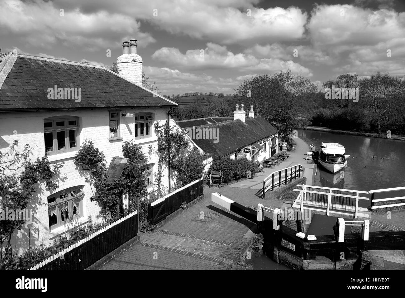 Ein Narrowboat in den Ableitungskanal an Foxton sperrt am Grand Union Canal, Leicestershire, England; Großbritannien; UK Stockfoto