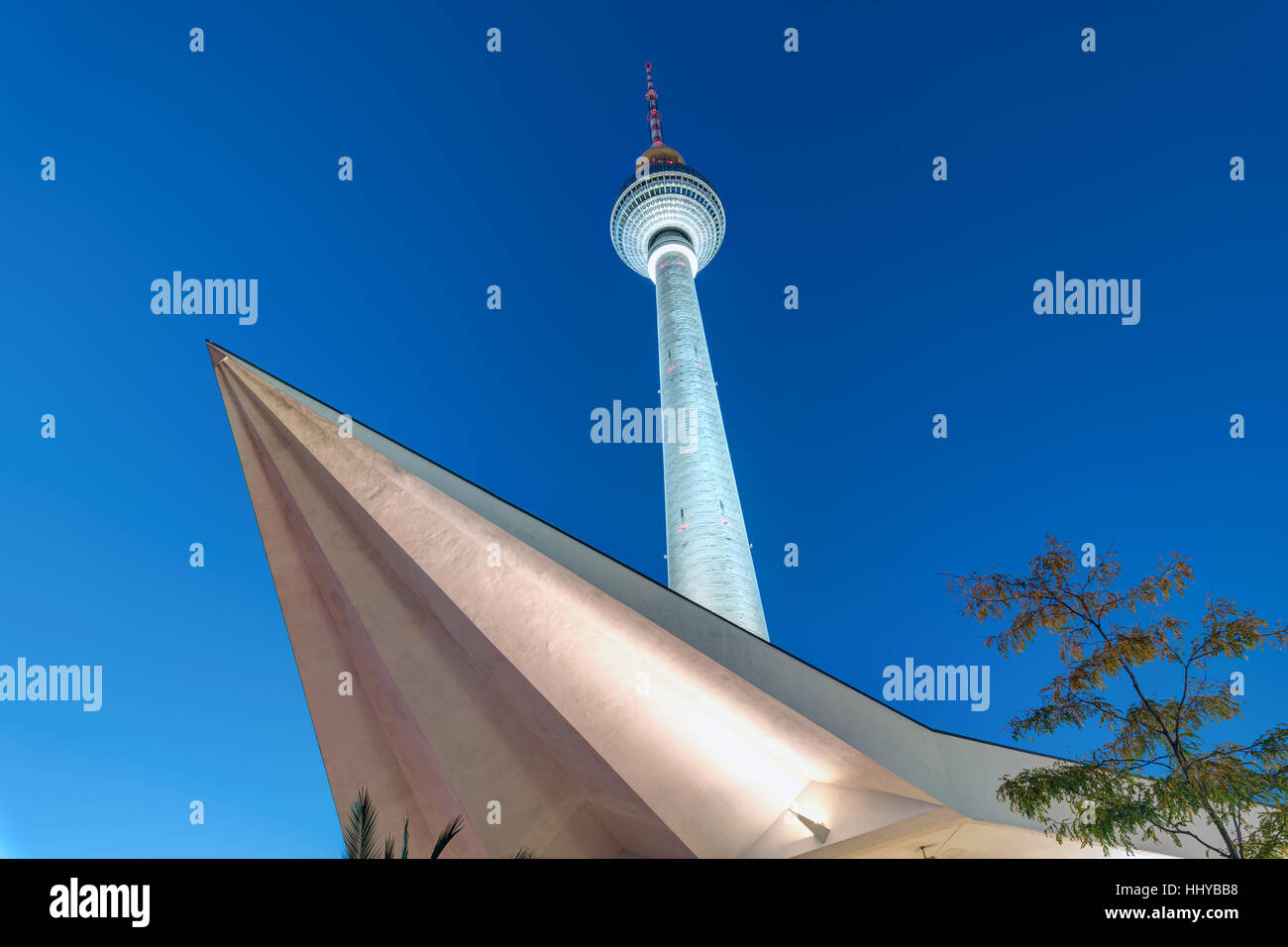 Anderen Blick auf den berühmten Fernsehturm in Berlin bei Nacht Stockfoto