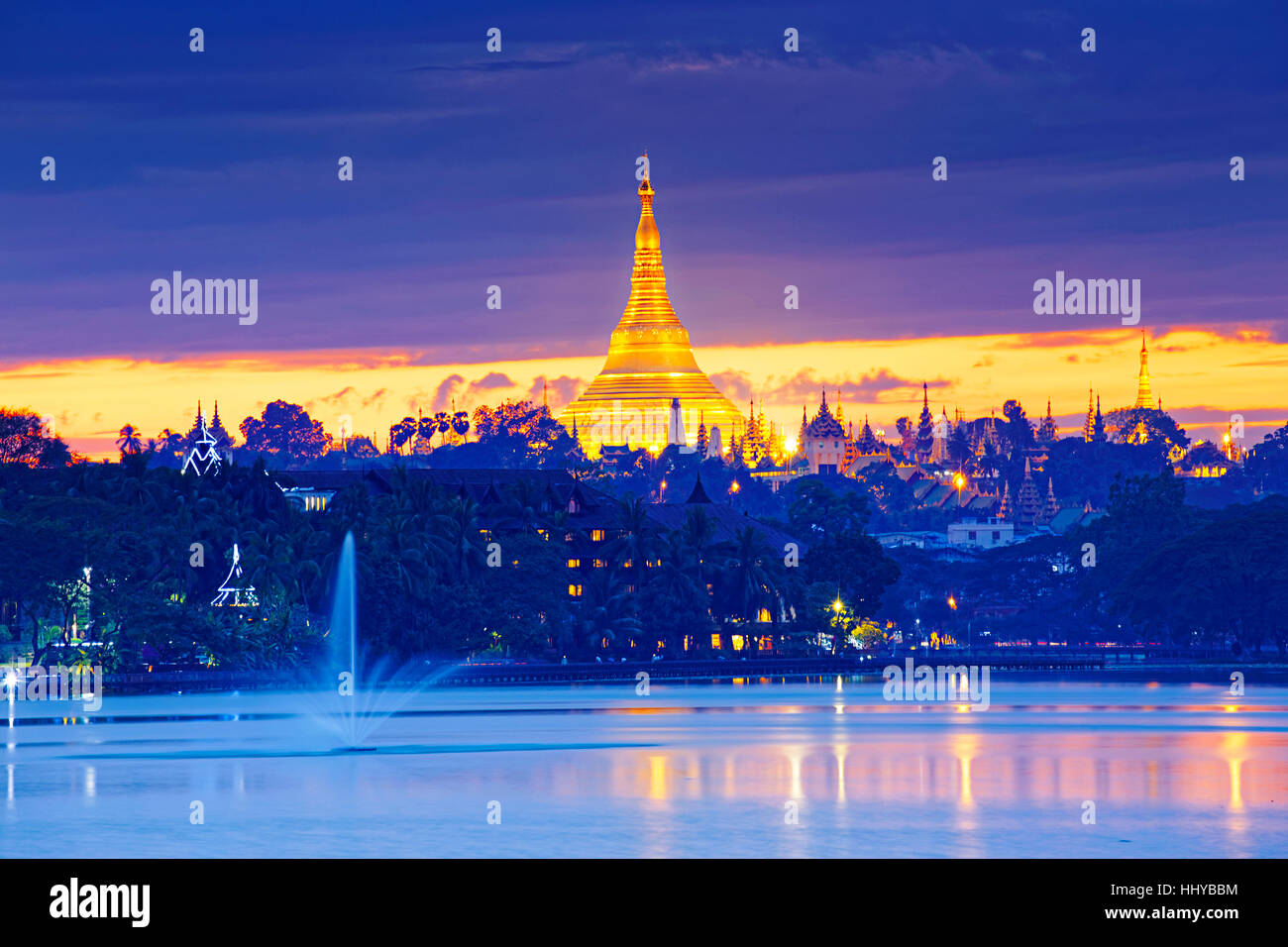 Shwedagon-Pagode bei Sonnenuntergang, Myanmar Yangon landmark Stockfoto