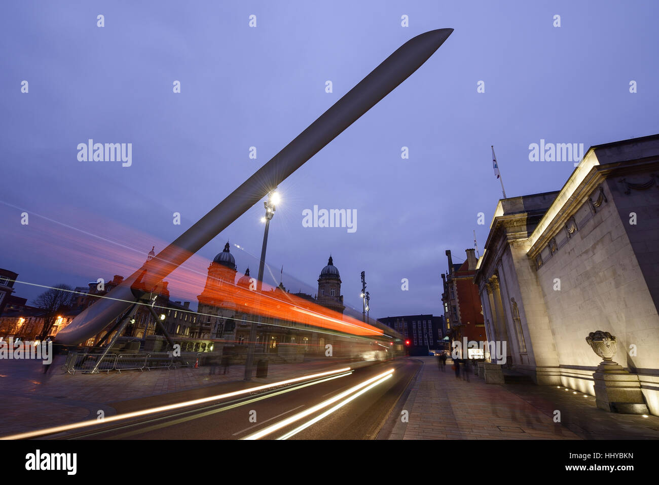 Die Ferens Art Gallery und Maritime Museum neben dem Rotorblatt-Kunstwerk für Hull City Kultur 2017 installiert Stockfoto