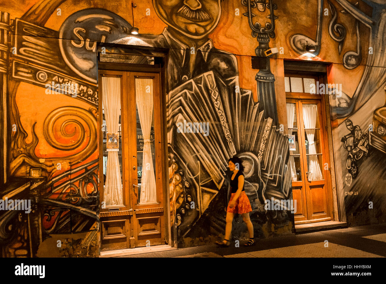 Tango-Wandbild gemalt auf der Seite des Gebäudes mit dem großen Maestro Astor Piazzolla, Stadt Buenos Aires. Stockfoto