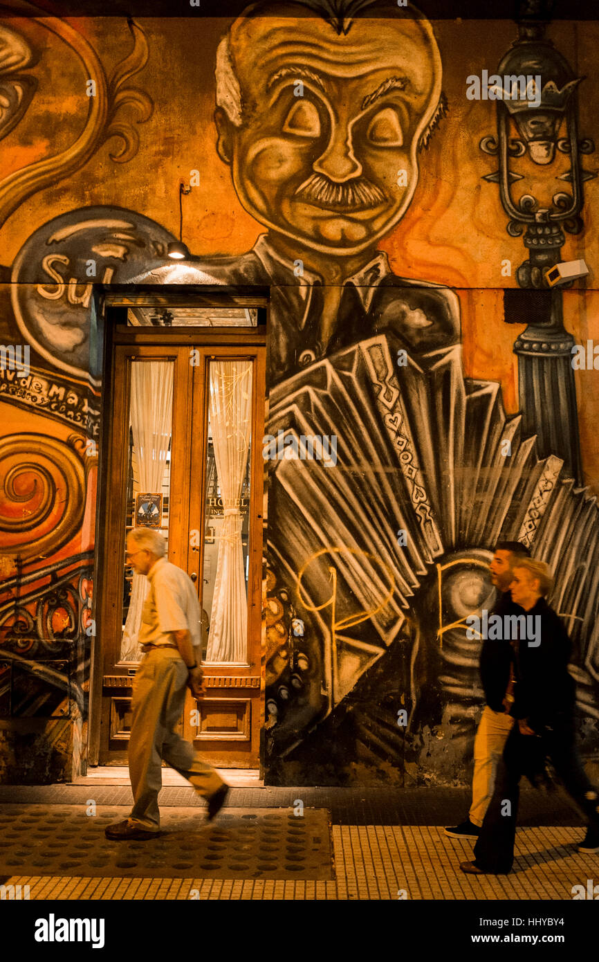 Tango-Wandbild gemalt auf der Seite des Gebäudes mit dem großen Maestro Astor Piazzolla, Stadt Buenos Aires. Stockfoto