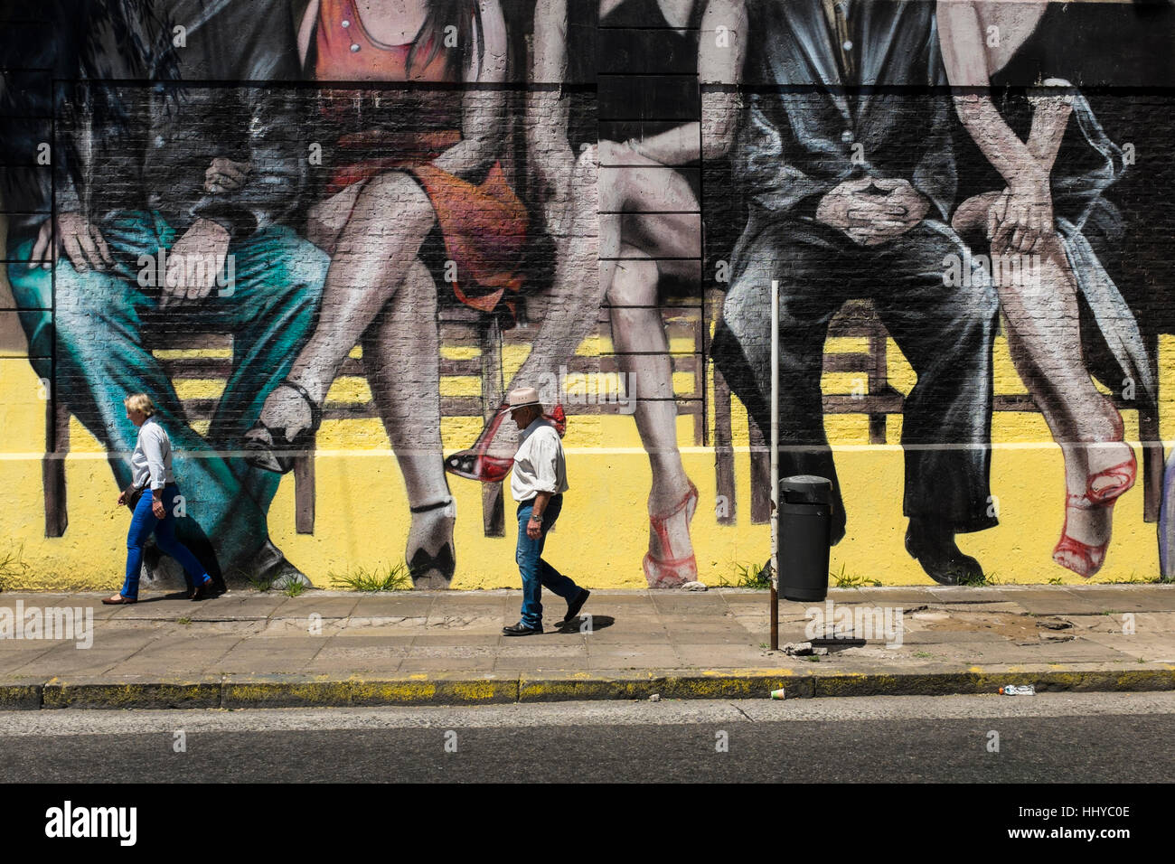 Fuß Vergangenheit, die eine Stadt Wandbild Darstellung sitzen Paare, Buenos Aires Stockfoto
