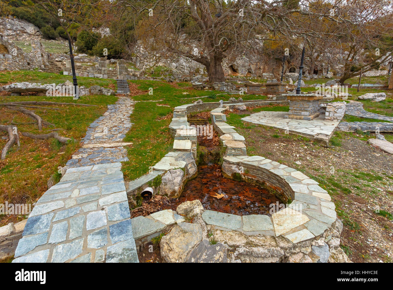 Gebäudedetails im Park mit natürlichen Wasserquellen, Steindekorationen, Bögen und Kanälen in der Nähe von Fyli Region in Griechenland Stockfoto