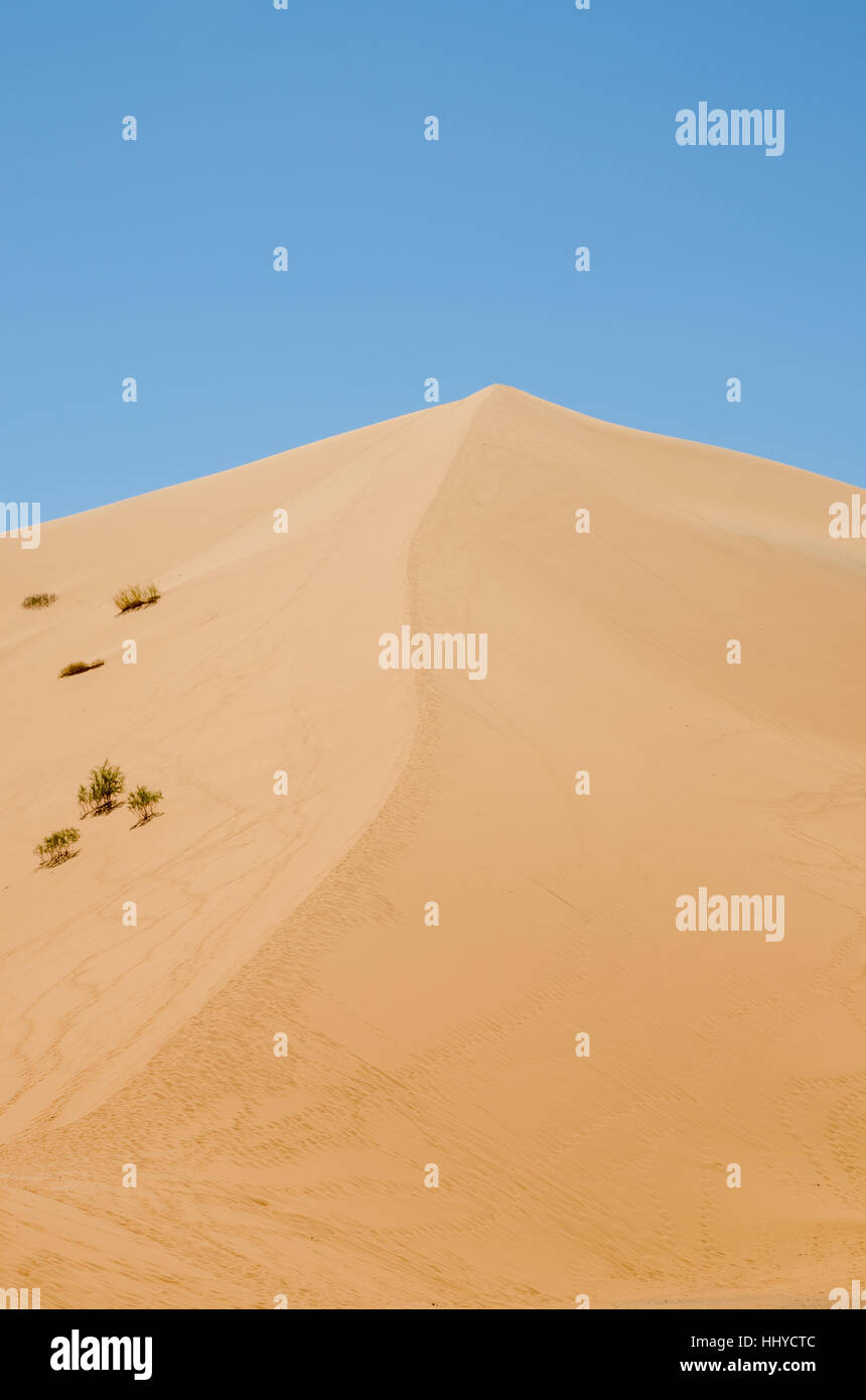 Blick auf die höchste Sanddüne der Erg Chebbi in der marokkanischen Wüste bei Merzouga, Marokko, Nordafrika. Stockfoto