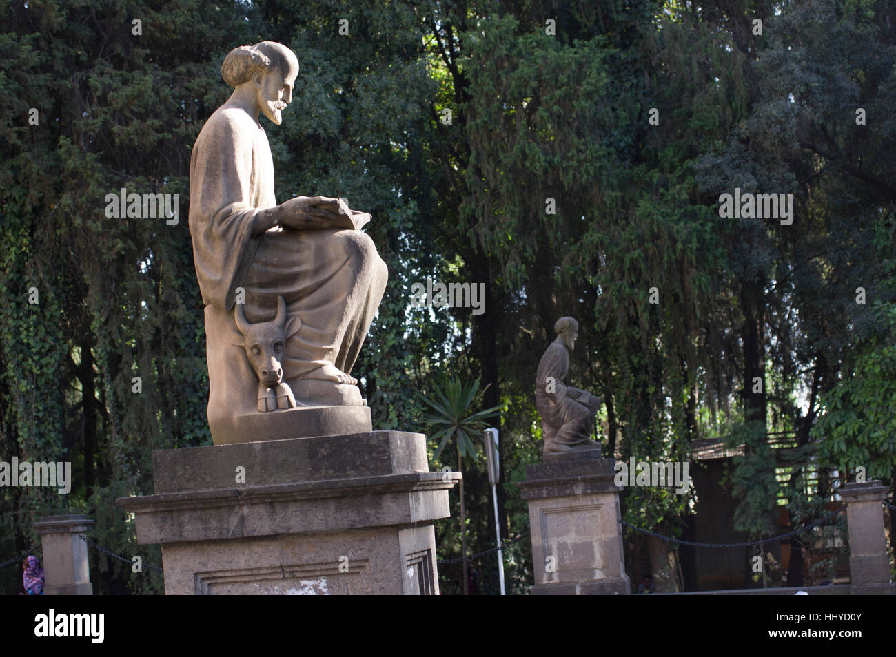 Statue vor äthiopische orthodoxe Tewahido Dreifaltigkeitskirche in Addis Ababa, Äthiopien Stockfoto