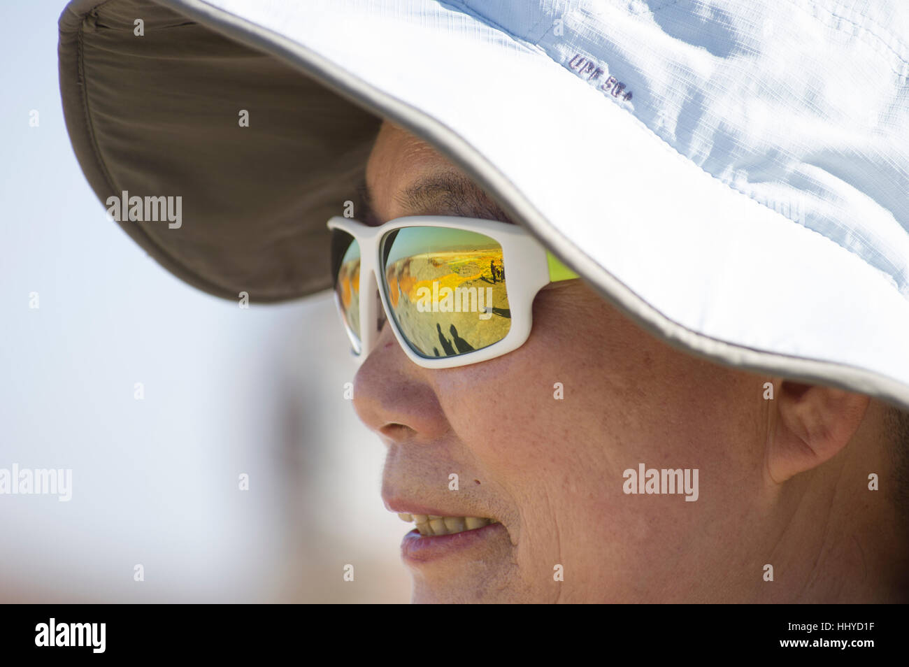 Sonnenbrille spiegeln die lebendigen Farben und markante Formationen in der ungewöhnlichen Kulisse des Dalol, Dankil Depression, Ferne, Äthiopien Stockfoto