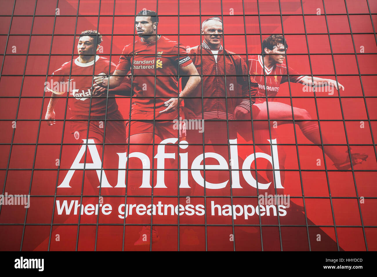 Robbie Fowler, Jordan Henderson, Bill Shankly & Kenny Dalglish gesehen hoch oben an der Außenseite des Centenary stehen an der Anfield Road - die Heimat von Liverpool F Stockfoto
