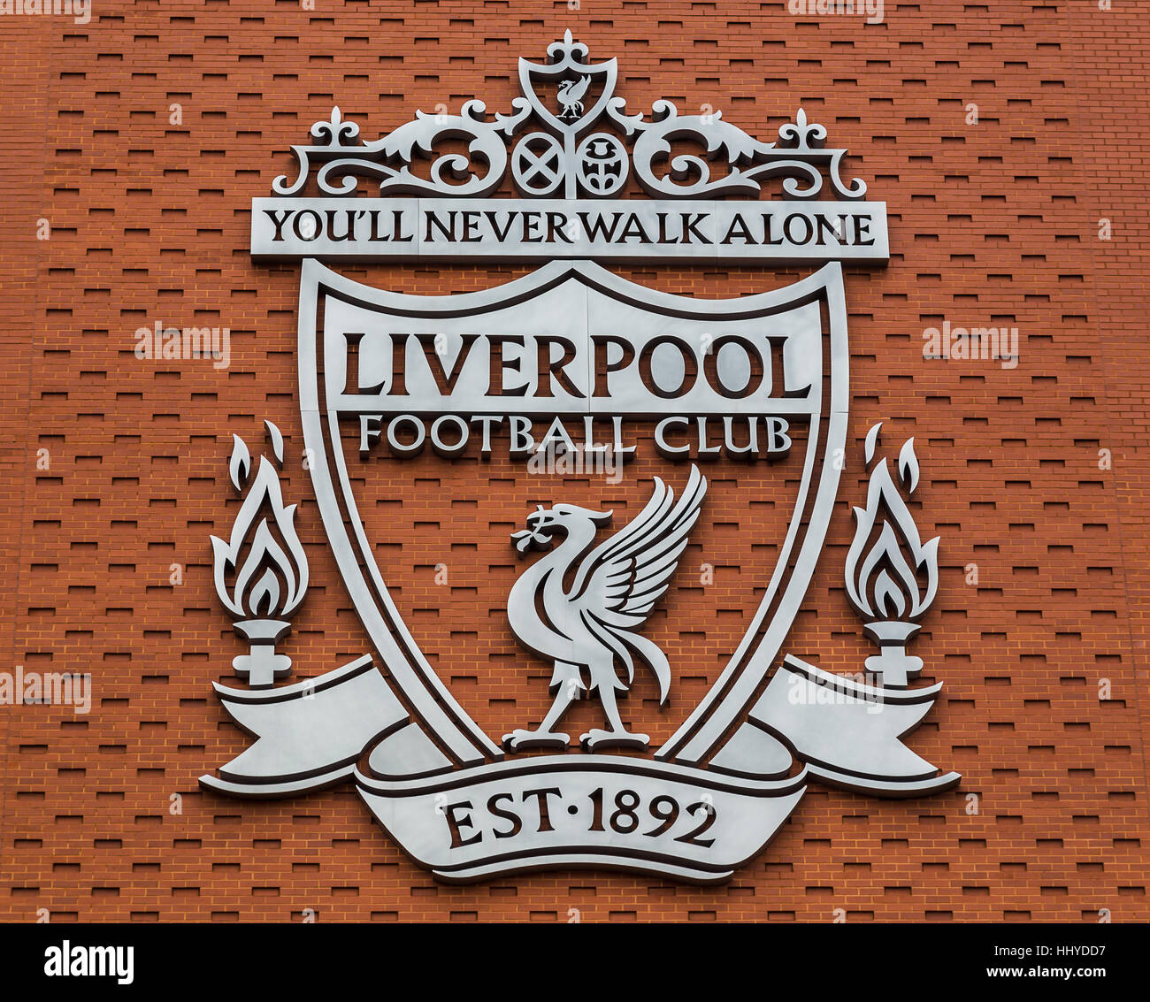 Einer der zwei riesigen silbernen Wappen des FC Liverpool auf der neuen Haupttribüne abgebildet. Stockfoto