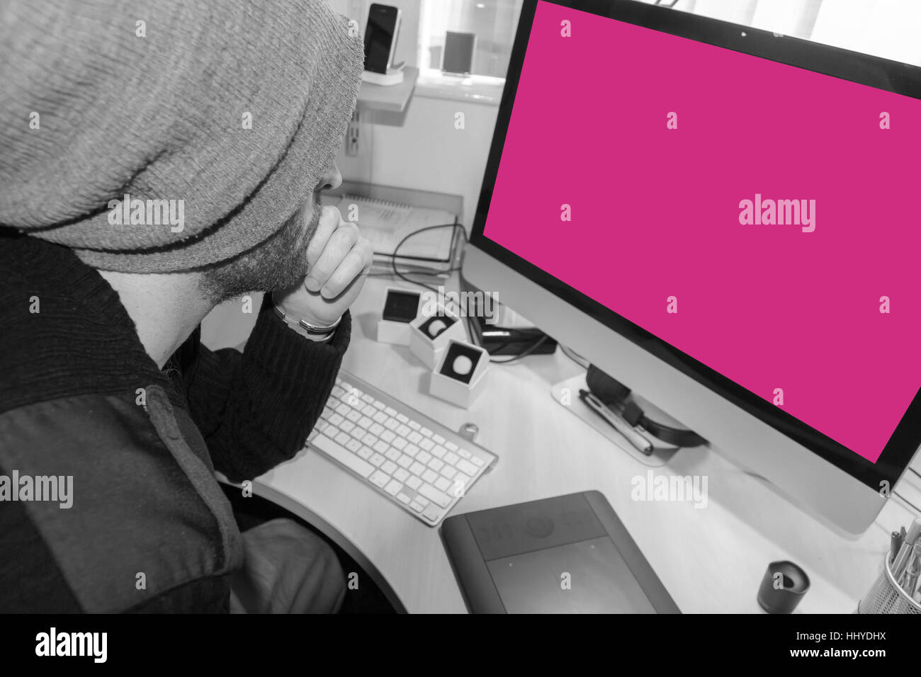 Animator sitzt an seinem Schreibtisch und ist bereit, Beginn der Arbeit an seinem Animationsprojekt Stockfoto