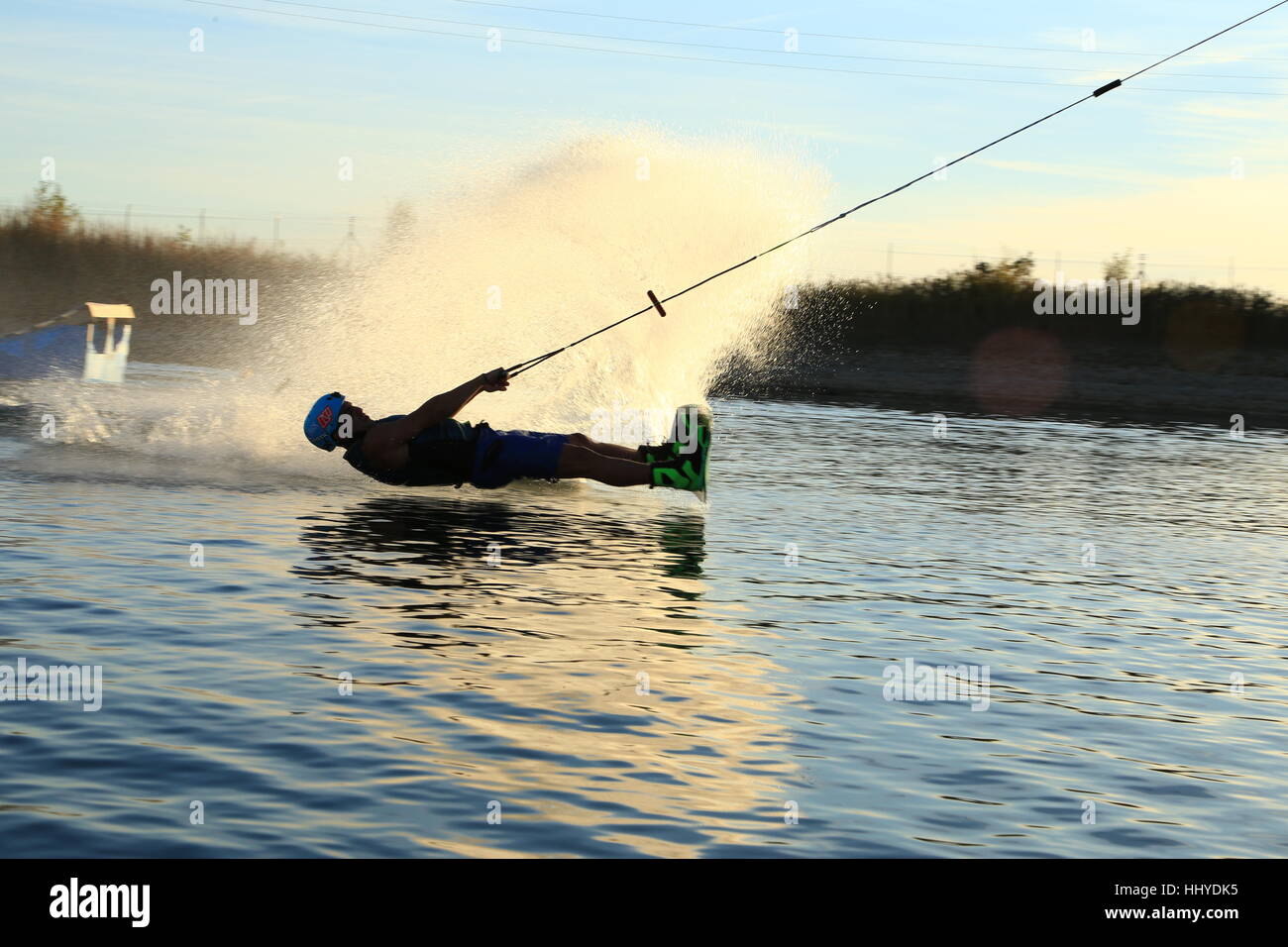 Sonnenuntergang Wakeboard-Sitzung im Alpipark. Stockfoto