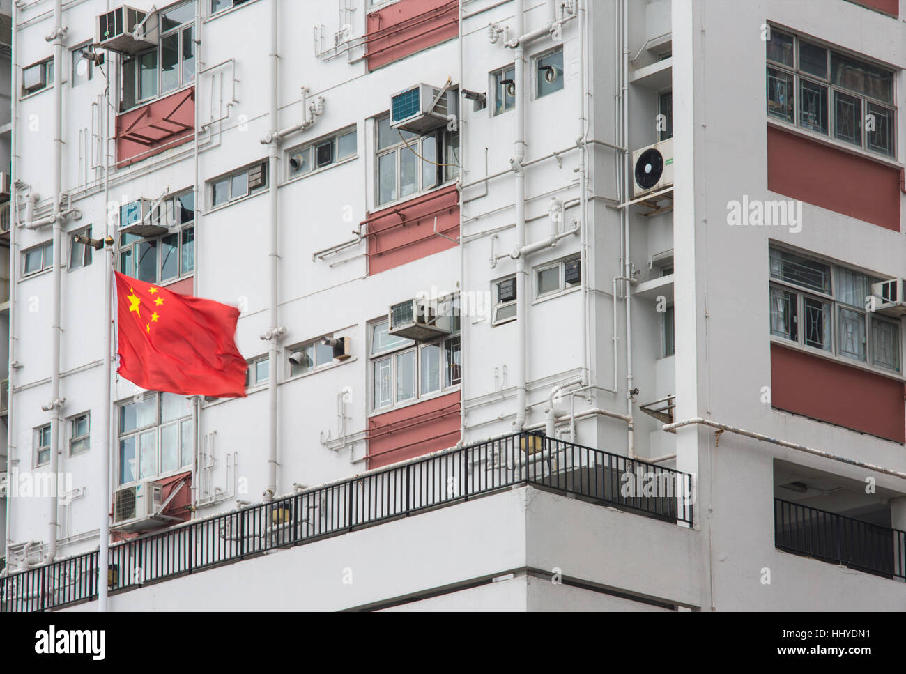 Die chinesische Flagge winken zwischen dem Gebäude in Hongkong Stockfoto