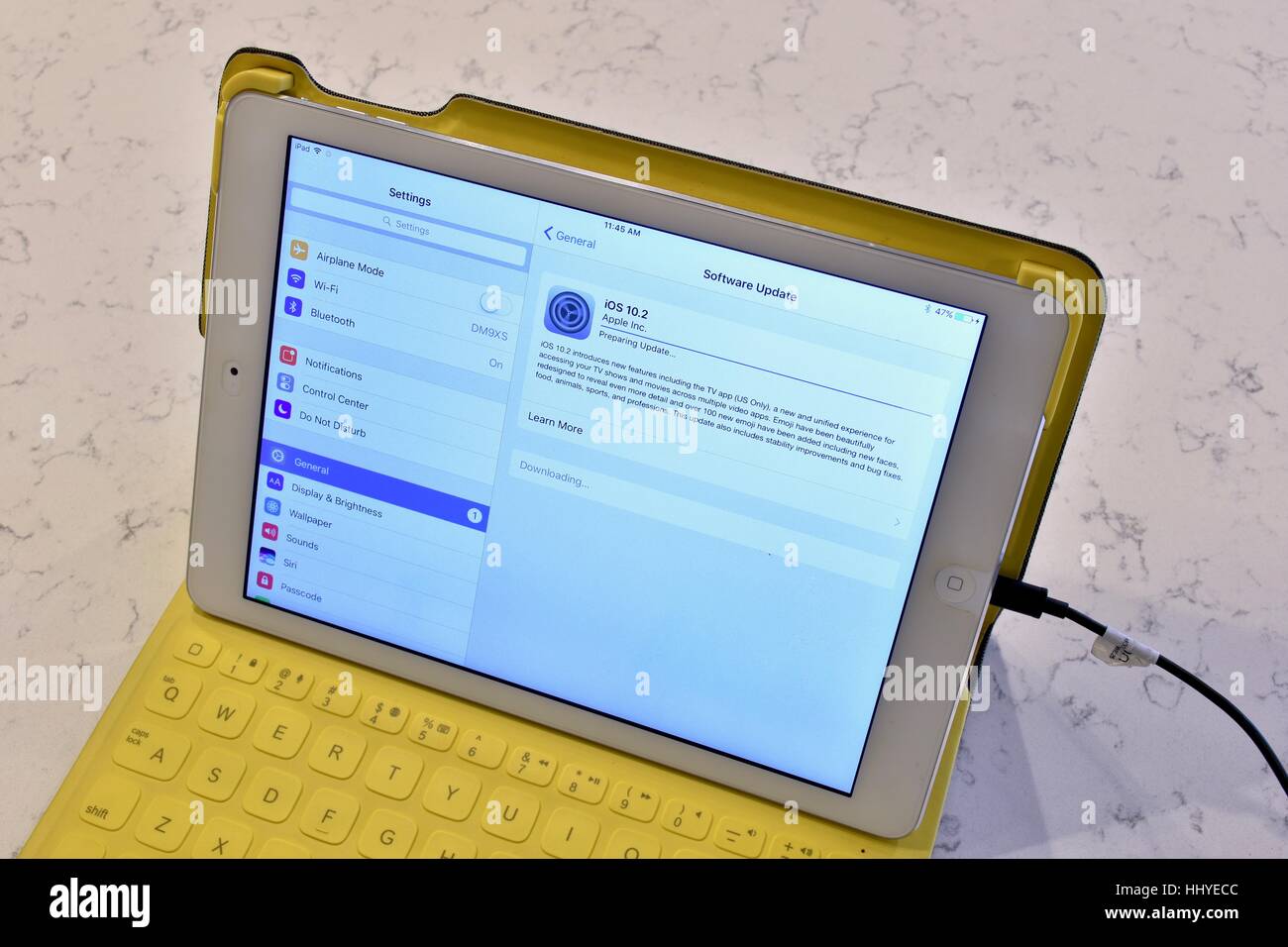 Ein Apple iPad Luft beim Empfang ein Software-Update laden Stockfoto