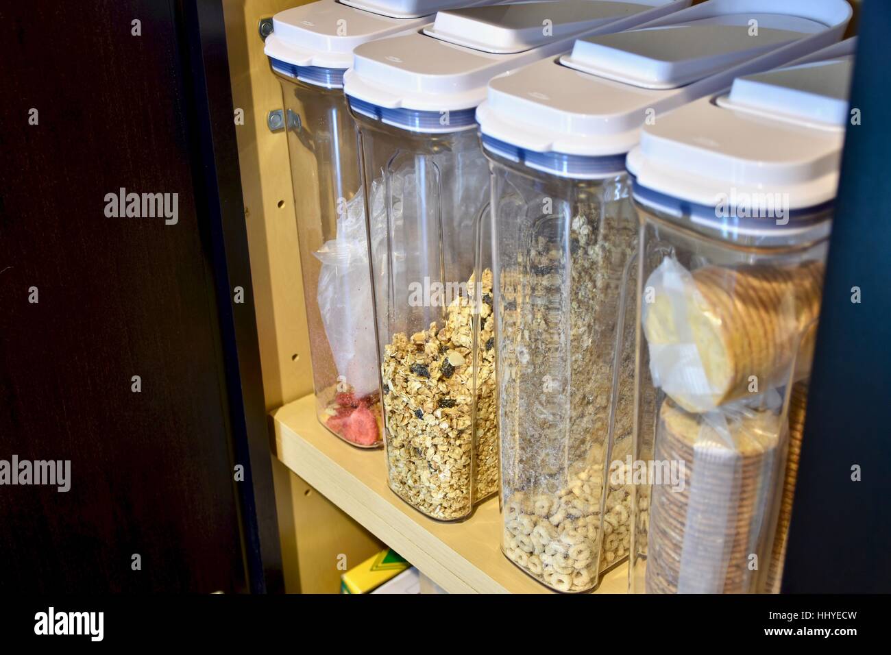 Organisierte Getreide Container in einem modernen Haus Stockfoto