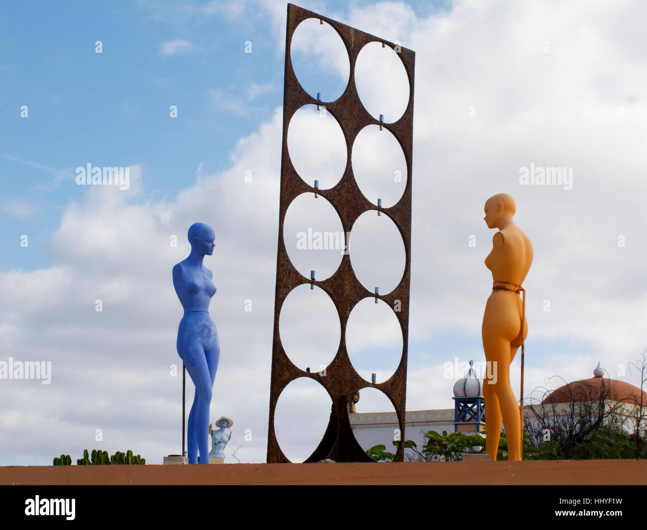 Skurrile surrealistische Kunst und Bildhauerei an der Villa Tabaiba Corralejo, Fuerteventura. Stockfoto